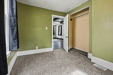 Affordable AND Renovated this charming super clean 3 bedroom - photo 12