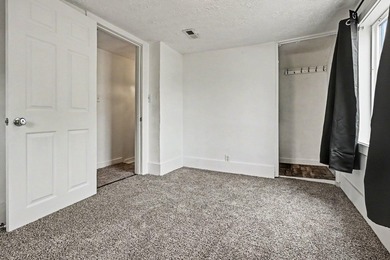 Affordable AND Renovated this charming super clean 3 bedroom - photo 13