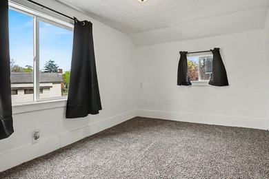 Affordable AND Renovated this charming super clean 3 bedroom - photo 14