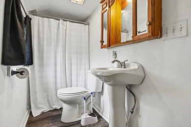 Affordable AND Renovated this charming super clean 3 bedroom - photo 15