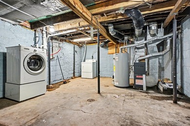 Affordable AND Renovated this charming super clean 3 bedroom - photo 18