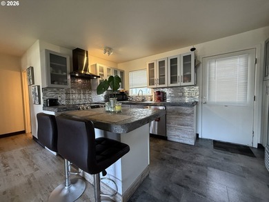 Beautiful duplex opportunity offering flexibility for both - photo 18