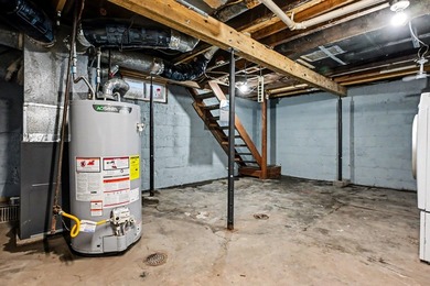 Affordable AND Renovated this charming super clean 3 bedroom - photo 19