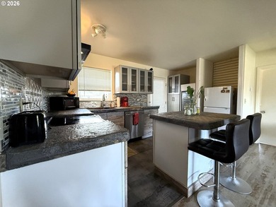 Beautiful duplex opportunity offering flexibility for both - photo 19