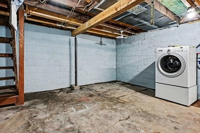 Affordable AND Renovated this charming super clean 3 bedroom - photo 20