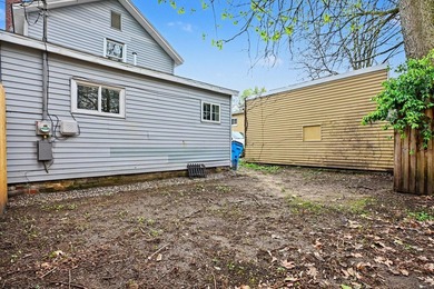 Affordable AND Renovated this charming super clean 3 bedroom - photo 21