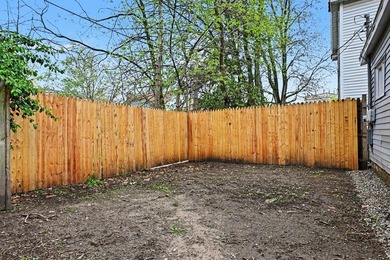 Affordable AND Renovated this charming super clean 3 bedroom - photo 22