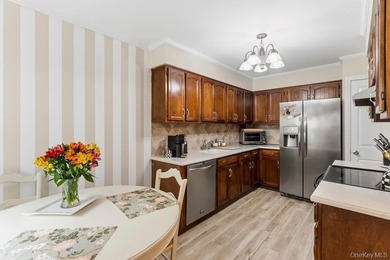 Welcome to this stunning three bedroom, 2.5 bathroom townhome - photo 4