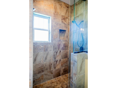 Beautiful custom-built 5BR/4BA home on a private 0.60-acre lot - photo 31