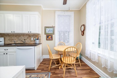 Welcome to Garden City! This beautifully maintained one bedroom