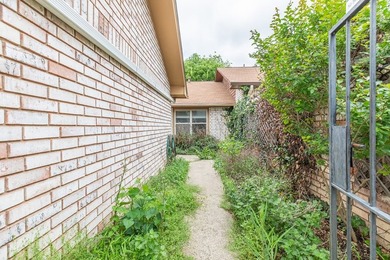 Charming and conveniently located, this well-maintained - photo 2