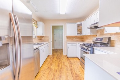 Charming and conveniently located, this well-maintained - photo 6