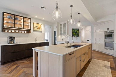 Luxury Living Meets Exceptional Entertaining! Blending timeless - photo 32