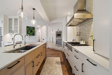 Luxury Living Meets Exceptional Entertaining! Blending timeless - photo 33