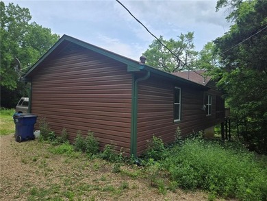 Nice country home on a paved road with a beautiful treed lot and - photo 2