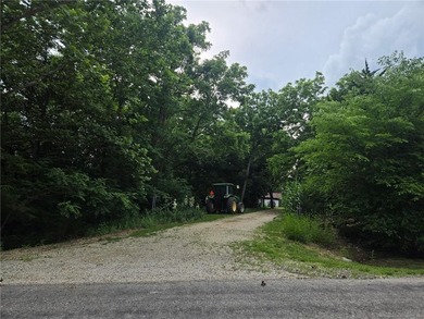 Nice country home on a paved road with a beautiful treed lot and - photo 8