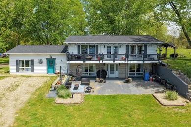 This four-bedroom, three-bath, 2,994-square-foot split level - photo 1