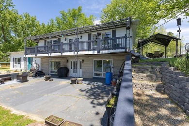 This four-bedroom, three-bath, 2,994-square-foot split level - photo 2