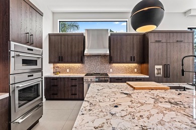 Chic, Modern Residence artfully crafted by award-winning - photo 7