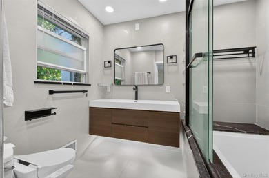 Prime Lake Success / University Gardens Location - Exceptional - photo 19