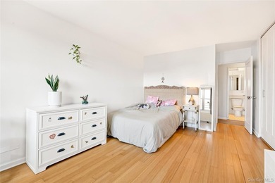 Experience the luxury living at the distinguished ?o-op. Nestled - photo 23
