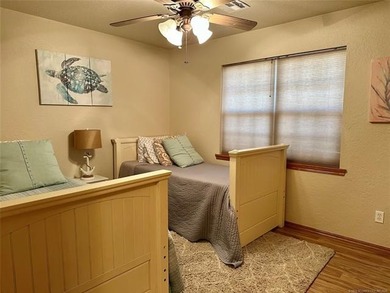 Beautiful 3 bedroom, 2 bathroom home situated on a spacious - photo 11