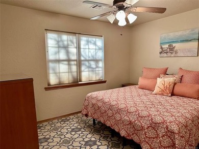 Beautiful 3 bedroom, 2 bathroom home situated on a spacious - photo 13