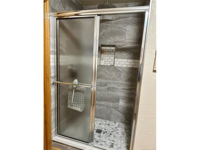 Beautiful 3 bedroom, 2 bathroom home situated on a spacious - photo 18