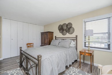 NEWLY RENOVATED! CLOVE LAKES! 24-HOUR DOORMAN! ELEVATORS! POOL! - photo 18