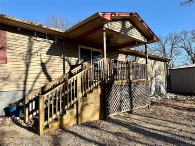 Beautiful 3 bedroom, 2 bathroom home situated on a spacious - photo 20