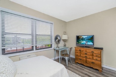 NEWLY RENOVATED! CLOVE LAKES! 24-HOUR DOORMAN! ELEVATORS! POOL! - photo 21