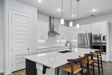 Exceptional custom home blending upscale finishes, functional - photo 2