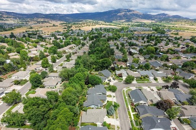 Beautifully updated East Medford home featuring 3 bedrooms and 2 - photo 7