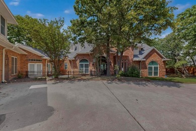 Welcome to this stunning Lake Lewisville Lakefront Estate, where - photo 4