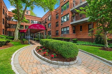 Beautiful and spacious one bedroom (PLUS BONUS ROOM) in the - photo 1