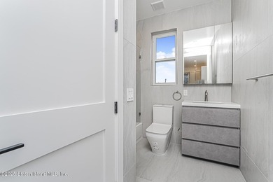 6 OVER 6 NEW CONSTRUCTION. BASEMENT SEPARATE ENTRANCE AND - photo 32