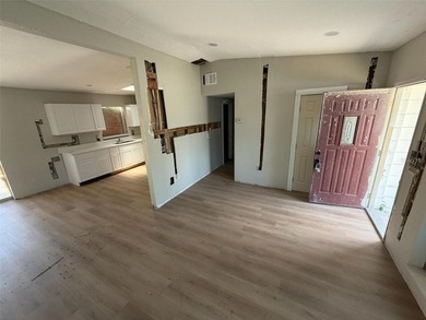 Opportunity awaits in Bradenton! This 3-bedroom, 2-bath home - photo 5