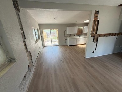 Opportunity awaits in Bradenton! This 3-bedroom, 2-bath home - photo 6