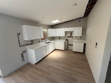 Opportunity awaits in Bradenton! This 3-bedroom, 2-bath home - photo 7