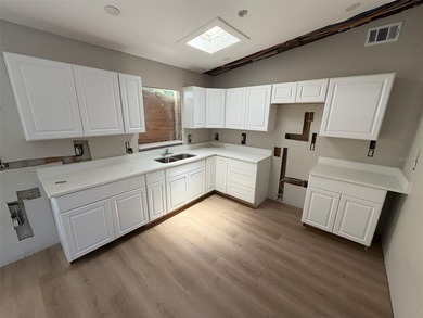 Opportunity awaits in Bradenton! This 3-bedroom, 2-bath home - photo 8