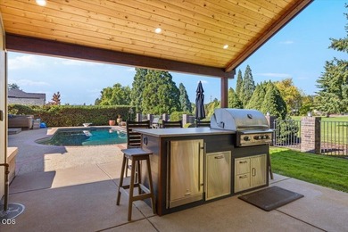 Luxury golf course frontage property! Fully renovated 4-bedroom - photo 11