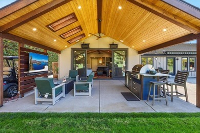Luxury golf course frontage property! Fully renovated 4-bedroom - photo 12
