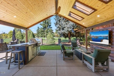 Luxury golf course frontage property! Fully renovated 4-bedroom - photo 14