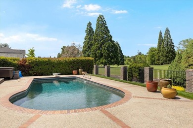 Luxury golf course frontage property! Fully renovated 4-bedroom - photo 15