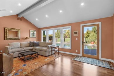 Luxury golf course frontage property! Fully renovated 4-bedroom - photo 17