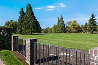 Luxury golf course frontage property! Fully renovated 4-bedroom - photo 24