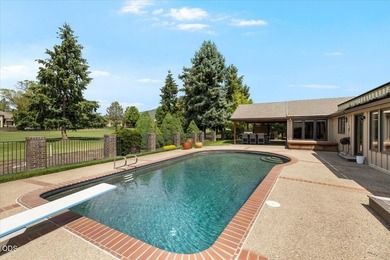 Luxury golf course frontage property! Fully renovated 4-bedroom - photo 26