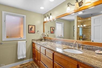 Luxury golf course frontage property! Fully renovated 4-bedroom - photo 28
