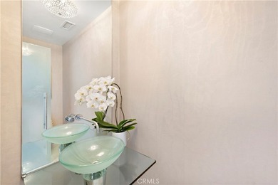 Welcome to a one-of-a-kind Laguna Beach retreat where style - photo 31