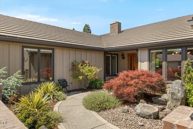 Luxury golf course frontage property! Fully renovated 4-bedroom - photo 31